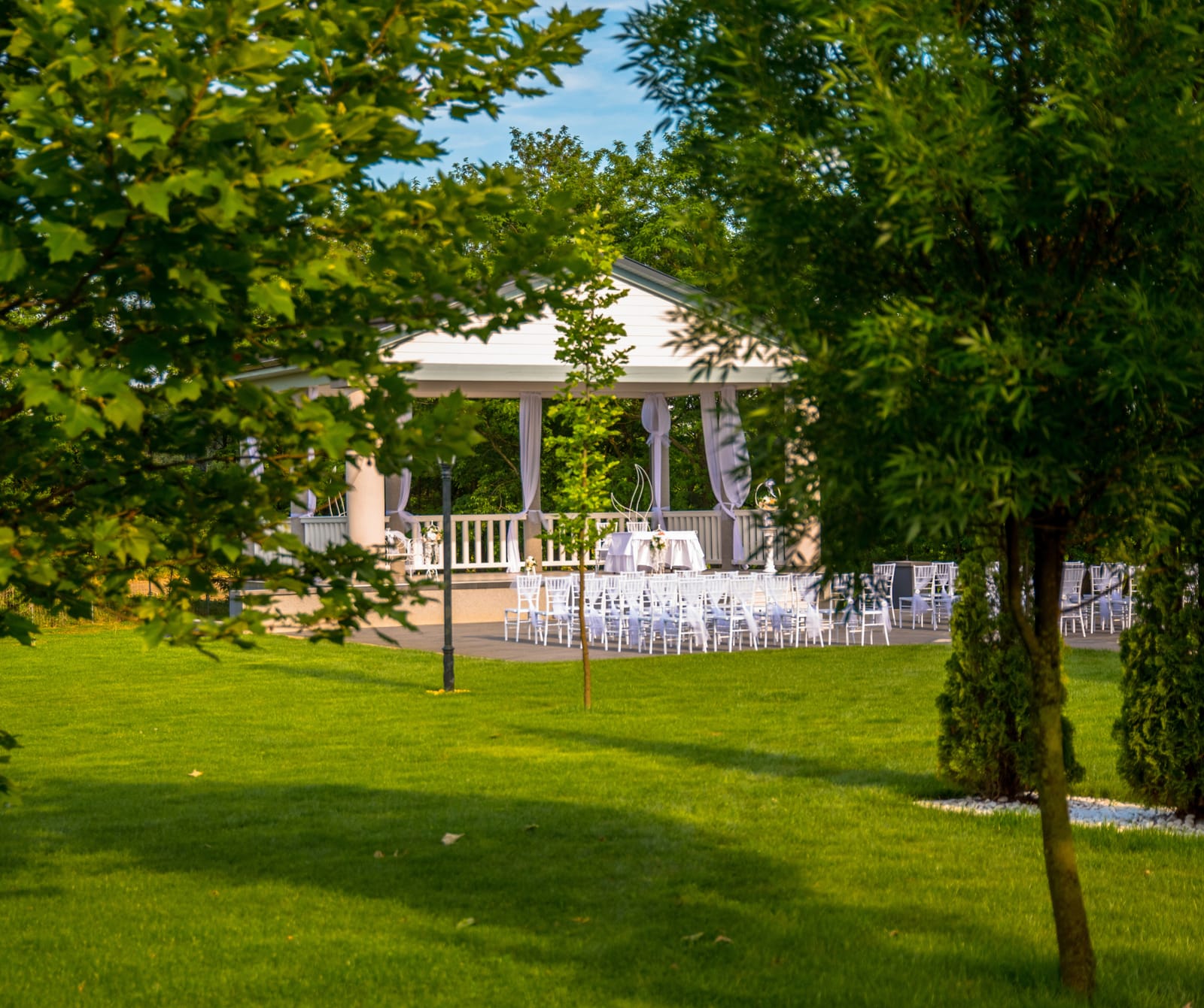 A pavilon a kertben